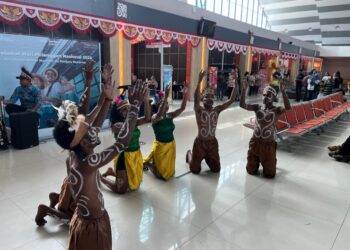 Sambut Hari Pelanggan Nasional 2024, Bandara Sentani Tampilkan Tarian Khas Papua dan bagi-bagi Souvenir Kepada Pengguna Jasa