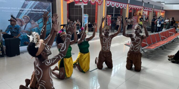 Sambut Hari Pelanggan Nasional 2024, Bandara Sentani Tampilkan Tarian Khas Papua dan bagi-bagi Souvenir Kepada Pengguna Jasa