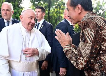 Presiden Jokowi Sambut Kedatangan Paus Fransiskus di Stadion GBK Jakarta