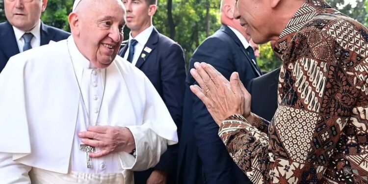 Presiden Jokowi Sambut Kedatangan Paus Fransiskus di Stadion GBK Jakarta