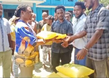 Sambagi Asrama Mahasiswa Mamteng,Kepala Distrik Ilugwa Serahkan Bantuan Beras