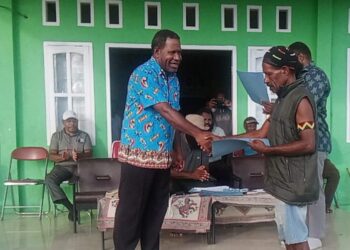 Paslon Bupati Nduga Dinard – Yoas Resmi Serahkan 32 SK Distrik dan Pemantapan Relawan