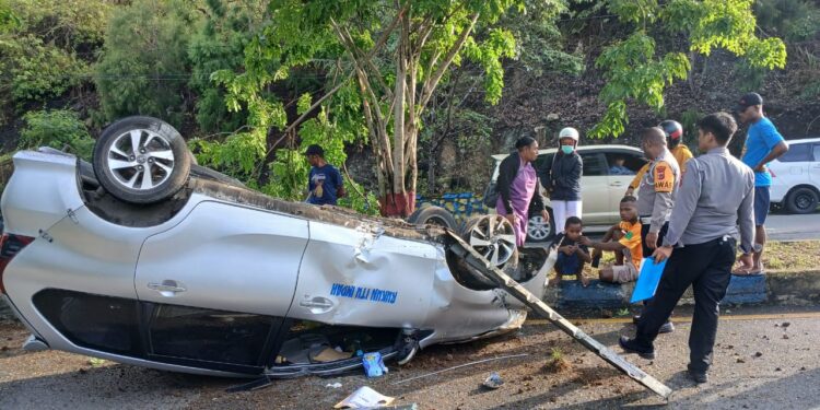 Diduga di Pengaruh alkohol’ Mobil Avanza Salto