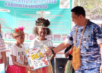 Danlanud Silas Papare Berkunjung ke Taman Baca Efata Kampung Sereh