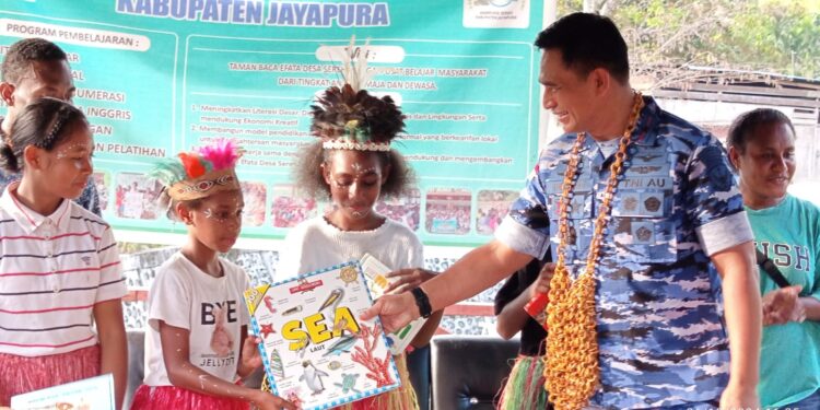 Danlanud Silas Papare Berkunjung ke Taman Baca Efata Kampung Sereh