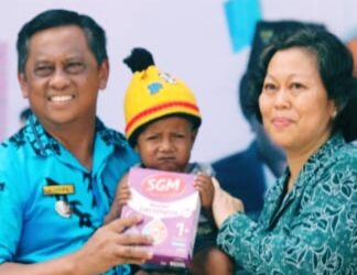 Penyerahan Bantuan Sosial dan Pencanangan Integrasi Layanan Kesehatan di Distrik Waibu