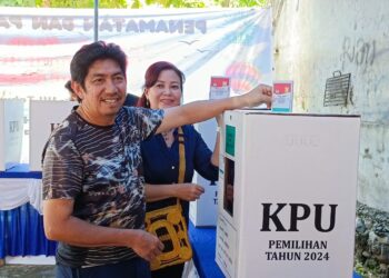 JBR dan Istri Coblos di TPS 10 Kelurahan Asano