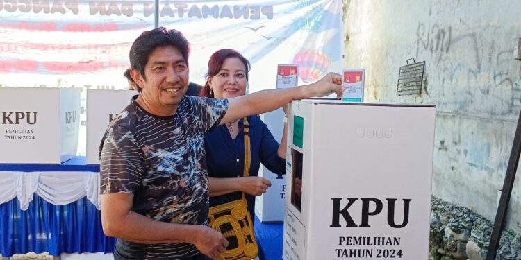 JBR dan Istri Coblos di TPS 10 Kelurahan Asano