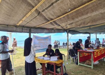 Cawabup Sarmi Jumriati Coblos di TPS 02 Kampung Sawar, Ini Pesan  Kepada Tim