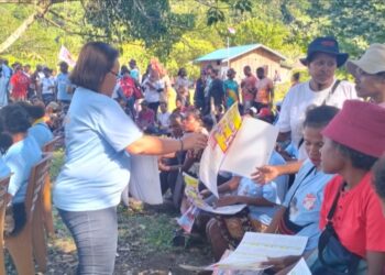 Relawan Bara JP Papua Bagikan Ratusan Kalender, Saat BTM Kampanye di Kampung Muris Kecil Distrik Demta
