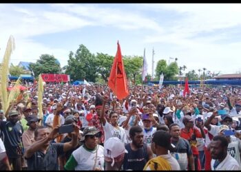 Tak Dibendung, Ribuan Masyarakat Sarmi Banjiri Lapangan Merdeka Ikuti Kampanye Akbar Paslon No Urut 1 Dominggus Catue dan H. Jumriah