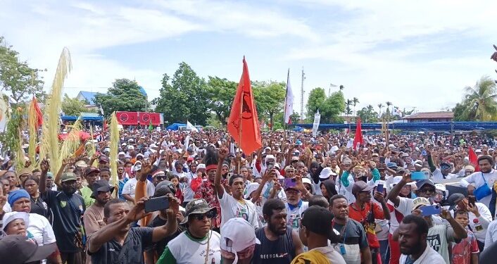 Tak Dibendung, Ribuan Masyarakat Sarmi Banjiri Lapangan Merdeka Ikuti Kampanye Akbar Paslon No Urut 1 Dominggus Catue dan H. Jumriah