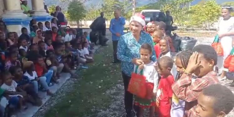 Sambut Natal,TP PKK Mamteng Bagi Bingkisan Natal