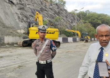 Tinjau Lokasi Longsor Ring Road Hamadi, Albert Merauje Akan Panggil Kepala Dinas PU Provinsi Papua