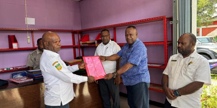 Kesbangpol Mamteng Serahkan BAU Calon Anggota DPRK