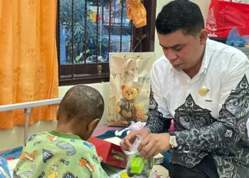 Usai Dilantik, Waket III DPR Papua Supriadi Laling Jenguk Korban Kekerasan Orang Tua