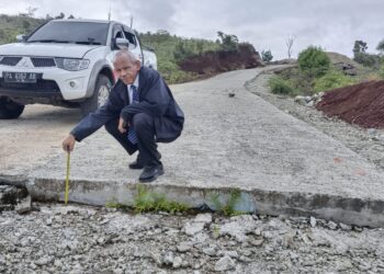 Tinjau Pembangunan Jalan Pasir II – Ormu, Anggota DPR Papua Soroti Beberapa Masalah Teknis yang Ditemui di Lokasi Pembangunan