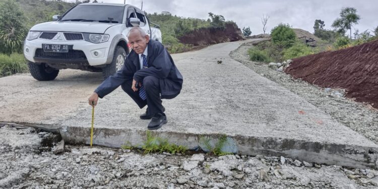 Tinjau Pembangunan Jalan Pasir II – Ormu, Anggota DPR Papua Soroti Beberapa Masalah Teknis yang Ditemui di Lokasi Pembangunan