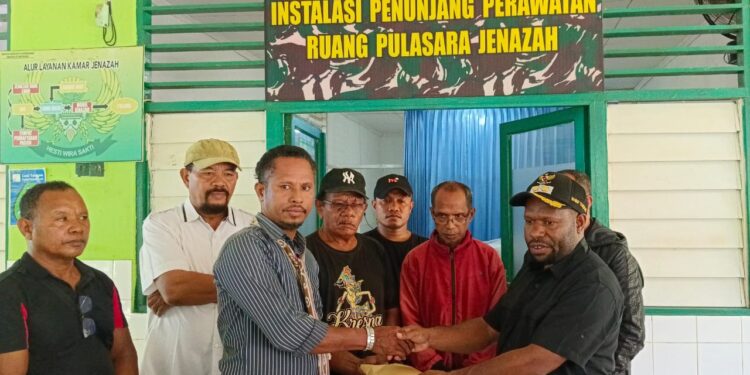 Serahkan Santunan, Wakil Bupati Yahukimo, Esau Miram: Menyesalkan Tindakan Keji KKB di Yahukimo
