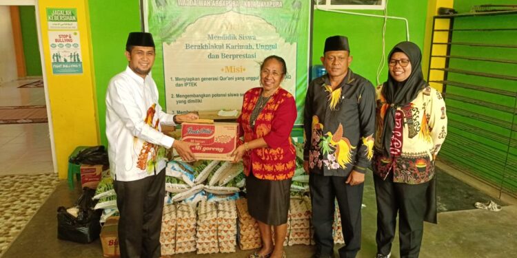 Safari Ramadhan, Sekretariat DPR Papua Berbagi Kasih Kunjungi Sejumlah Pesantren