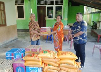 Sekwan DPR Papua Kunjungan kasih dan Salurakan bantuan Bama ke Gereja Santo Pertus Koya Tengah