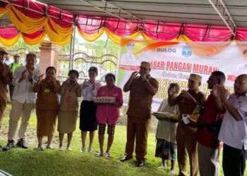 100 Hari Kerja, Bupati Supiori Heronimus Mansoben Membuka dengan Resmi Pasar Murah