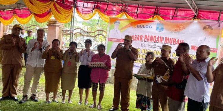 100 Hari Kerja, Bupati Supiori Heronimus Mansoben Membuka dengan Resmi Pasar Murah