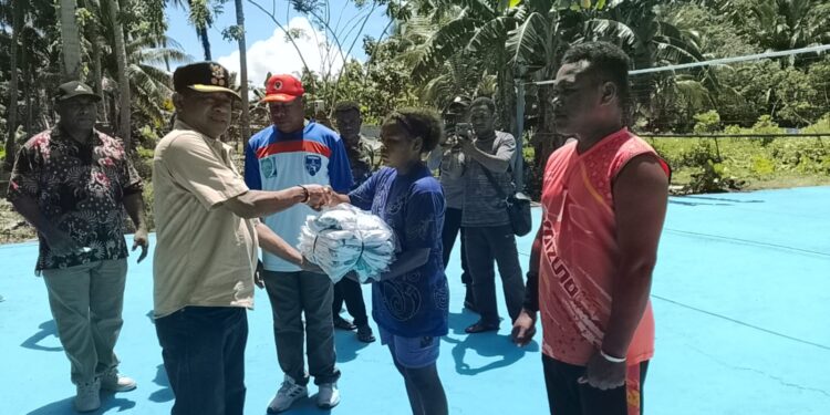 Pemda Supiori Serahkan Bantuan Bola Voli kepada Pemuda Kampung Masyai Meosbefondi
