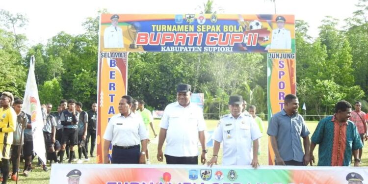 Bupati Supiori Heronimus Mansoben Resmi Membuka Turnamen Sepak Bola Bupati Cup 2025