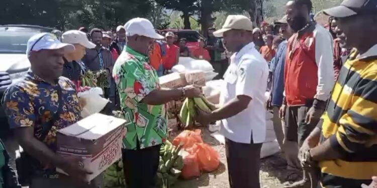 Wabup Mamteng Serahkan Bantuan Bagi Korban Banjir