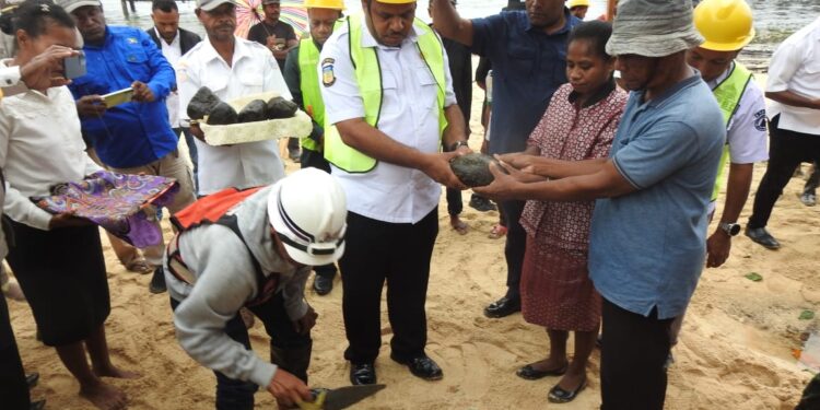Kick Off Percepatan Pembangunan Infrastruktur di Kabupaten Supiori, Bupati Heronimus Mansoben Meletakan Batu Pertama Proyek Pembangunan Talud Pantai Yenggarbun