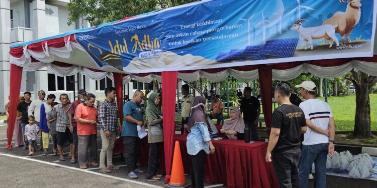 Rayakan Iduladha 1446H, PLN Salurkan Daging Kurban di Berbagai Daerah