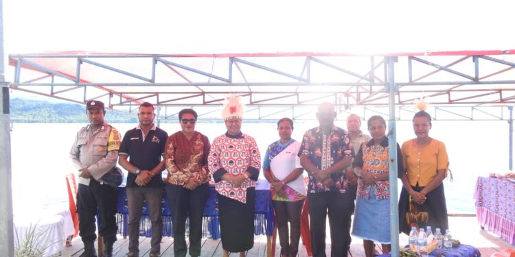 Sekda Supiori Fera Wanggay Hadiri Basar Jemaat GKI Agape Yenggarbun