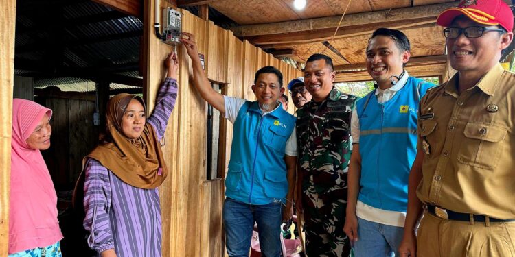 Kampung Menra Terang Benderang, 28 Keluarga Merasakan Akses Listrik 24 Jam