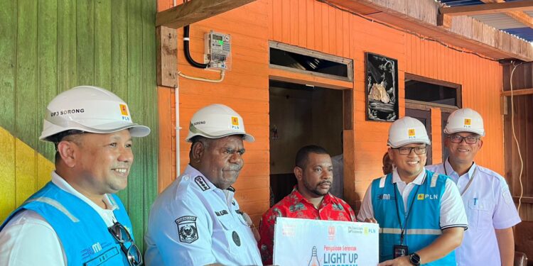 Kado HUT RI, PLN Salurkan Bantuan Pasang Listrik Gratis 2.821 Keluarga Prasejahtera di Seluruh Indonesia