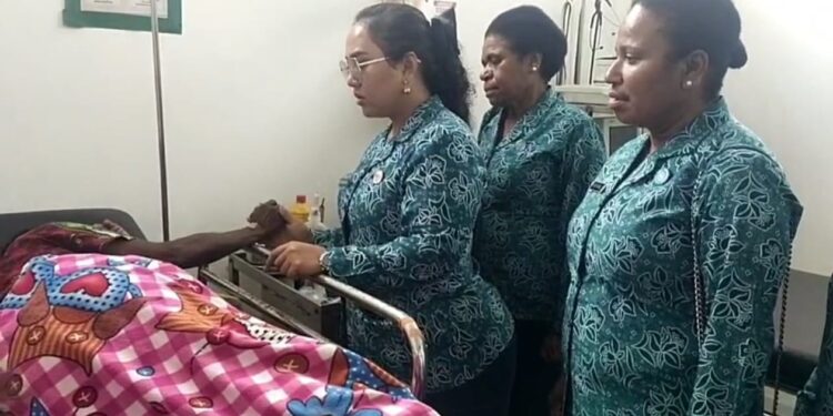 Ketua TP PKK Mamteng Tinjau Pelayanan Kesehatan Puskesmas Kobakma