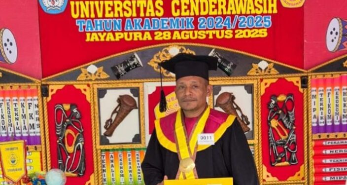 Kepala Distrik Heram Luis Mebri Raih Gelar Magister Kebijakan Publik