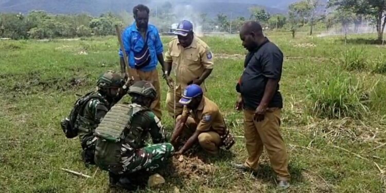 Manfaatkan Halaman Kantor,Dinas Pertanian Mamteng Tanam Tanaman Jangka Panjang