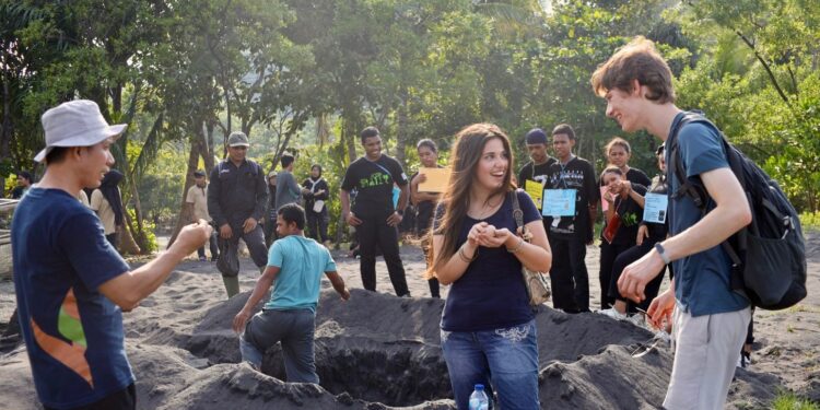 PLN UIP MPA Libatkan Relawan Internasional Dukung Konservasi Burung Mamoa