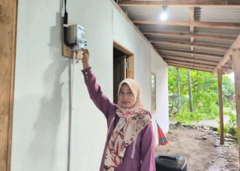 Terang yang Dinanti: Kisah Karmini Rasakan Kemerdekaan Energi Bersama PLN