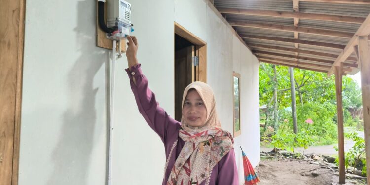 Terang yang Dinanti: Kisah Karmini Rasakan Kemerdekaan Energi Bersama PLN