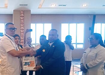 Wagub Papua Aryoko Rumaropen Serahkan DPA Perubahan kepada 41 OPD
