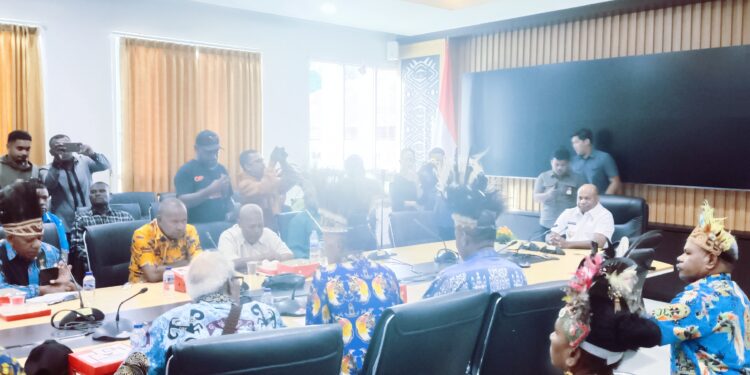 Sikapi Kasus Pembakaran Mahkota Burung Cenderawasih, Forum Masyarakat Adat Tabi Saireri Bersama MRP Resmi Serahkan Pernyataan Sikap Kepada Pemerintah Provinsi Papua