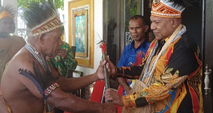Upacara Adat Suku Biak, Pemberian Parang kepada Wakil Gubernur Papua Aryoko Rumaropen Sebagai Simbol Kekuatan Melindungi Rakyat