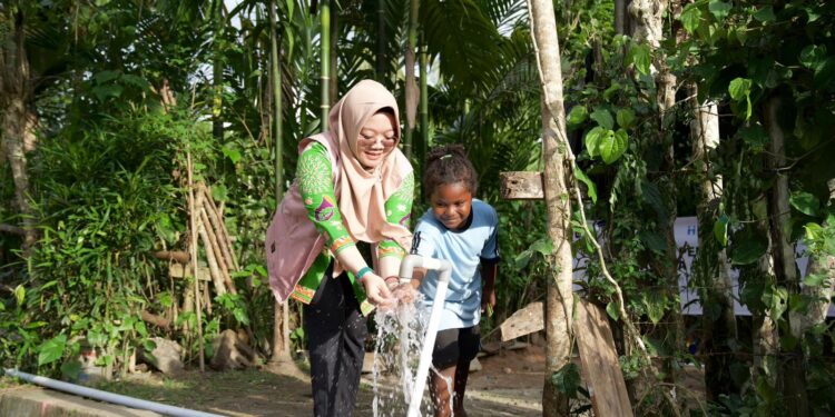 Srikandi PLN UIP MPA Dukung Penguatan Ketahanan Air Bersih Masyarakat Sabron Yaru