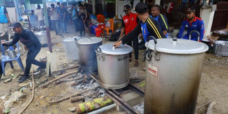 Warga Desa Blang Panjoe Aceh Sambut Haru Bantuan dari Kementerian ESDM dan PLN
