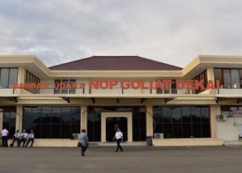 Harga Tiket Dekai -Jayapura Naik Fantastis 3 Juta/Orang, Anggota DPRK Yahukimo Sebedeus Sobolim Geram Minta PT. Trigana Air Tertipkan Penjualan Tiket Ilegal