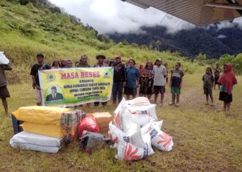 Anggota DPRK Kabupaten Yahukimo Sebedeus Sobolim, Reses Sekaligus Menyerahkan Bantuan Sembako kepada Masyarakat