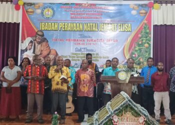 Jemaat GIDI Elisa Dekai Ibadah Kunci Tahun 2025
