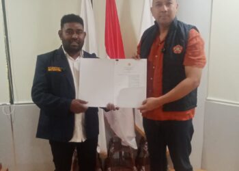 Wasekjend PNKT Serahkan SK Karang Taruna Provinsi Papua kepada Jhon Nehemia Mandibo